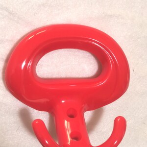 Pz 1, Vintage Italia. Ganchos de pared de alta calidad. Perchas, ganchos. Ganchos rojos. Diseñador italiano. Ganchos de plástico rojo. Art. 2318