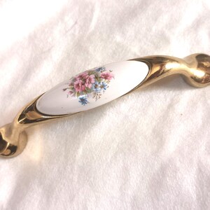 Pz 1 Italy Brass and Porcelain handle in high quality.Handle in Italian porcelain.porcelain.Flower green painted.Holes mm 96,art.2417