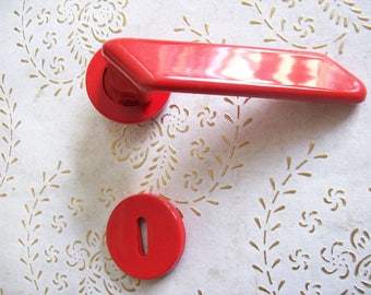 Vintage Italien Roter Griff von sehr hoher Qualität. Rote Griffe. Italienische Designer.Rote KunststoffGriffe. Griffe für feine Möbel. Art.1161