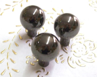 Pomos de latón niquelado cromado de alta calidad. Pomo de latón niquelado cromado pulido. Latón torneado. Diámetro mm.25, base mm.10, altura mm.34. Art.135