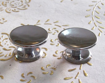 Italy chrome knobs in high quality. knob in chrome plated steel.Diameter mm. 32, base mm.25, total height knob mm.18. art. 323