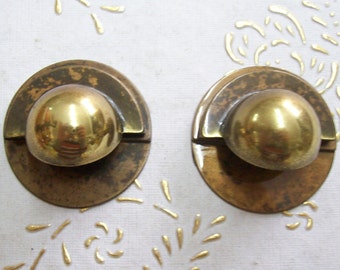 Vintage Italy ancient handle antique brass furniture in high quality.Brass shaded bronze. Base diameter mm 44.holes distance:mm.33.art.610
