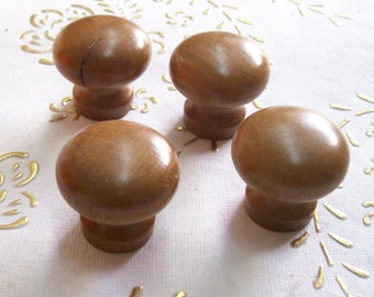 イタリア製高品質木製ノブ。ライトウォルナット材。天然木製ノブ。直径 30 mm、ベース 20 mm、ノブの全高 29 mm。品番 362