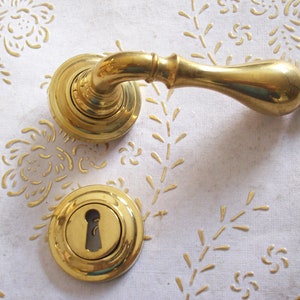 Antikt italienskt dörrhandtag i polerad mässing av mycket hög kvalitet. Mässingshandtag. Italiensk designer. Art.1082/140