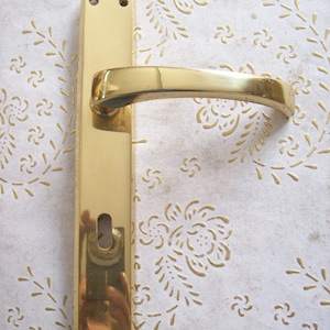 Italie Poignée en laiton brillant en laiton antique de très haute qualité. Poignée créée par des designers italiens.poignée avec plaque longue,cadre 8 mm,Art1094