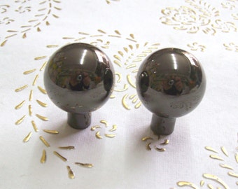 Pomos de latón niquelado cromado de alta calidad. Pomo de latón niquelado cromado pulido. Latón torneado. Diámetro mm.30, base mm.12, altura mm.40. Art.136