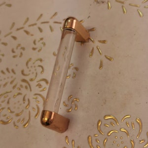 Italienskt transparent glashandtag och guldfärgade stöd i hög kvalitet. Guldfärgade handtag. Glasguld. Glasguldfärgat handtag. Priset är för 1 handtag. art5611