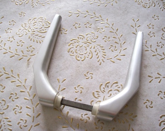 Vintage Italy Round handle in aluminum silver color of very high quality.Handle silver color Italian Designer.silver aluminum handle,Art2154