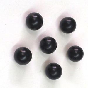 Può includere: Sei sfere rotonde nere su uno sfondo bianco.