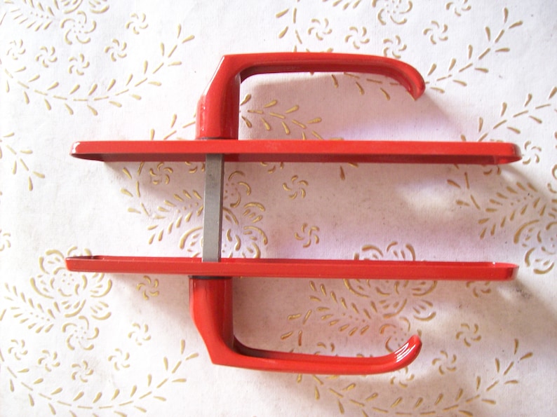 holes distance mm Red handles.red lacquered iron.Art.1143 Vintage Italy red handle of very high quality.handle with square plate 8 70