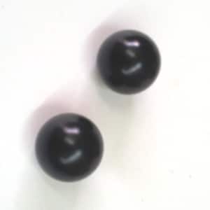 Può includere: Due sfere rotonde nere su uno sfondo bianco.