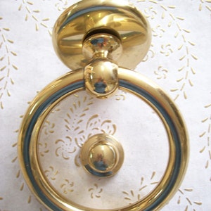 Vintage italiensk dörrknackare i polerad mässing av mycket hög kvalitet. Antik dörrknackare i fint bearbetad mässing. Italiensk art. 1302