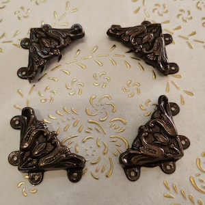 Vintage Italy Set of 4 high quality solid brass bronze antique corners.Corners for mirrors, forniture, doors. bronze corners. Art. 5625
