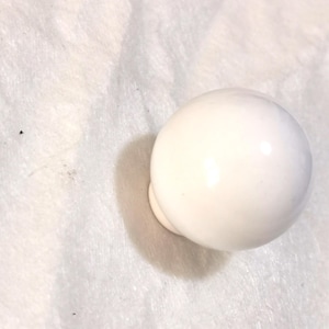 Pomos de plástico Pz 1 Italy de alta calidad. Color blanco. Pomo blanco. Blanco. Diámetro: 28 mm. Altura total del pomo: 30 mm. Art. 2342