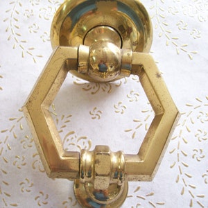 Antika dörrknackare i mässing från Italien. Denna dörrknackare är aldrig använd och visar fläckar och små repor. Se de detaljerade bilderna. Art. 1300