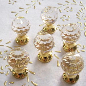 Italien Swarovski Kristall Knöpfe in hoher Qualität. Basis gedrehtes Messing mit Gold 24 Kt. Durchmesser Kristall mm. 20.Der Preis ist für 1 Knauf.Art.236