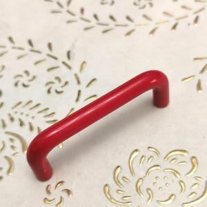 Italien Messing Griffe in hoher Qualität. polierten roten Griffen. Eisen rot lackiert. Eisenroter Griff. Länge mm.70. Löcher mm.64.Art.909