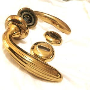 Puede incluir: Taza de cerámica blanca con asa negra y la frase "But First, Coffee" en estilo manuscrito. La taza tiene una capacidad aproximada de 325-440 ml, ideal para café.