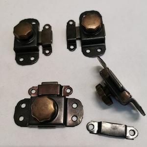 Può includere: Cinque chiusure in metallo in stile antico con finitura in ottone. Ogni chiusura ha una piccola manopola per l'apertura e la chiusura. Le chiusure sono ideali per l'uso in progetti di artigianato, creazione di gioielli e altri progetti fai-da-te.