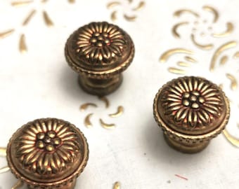 Italy knobs in high quality color bronze.  brass knob.  Diameter mm. 20, base mm. 13, total height knob mm.19.price for 1 knobs.art.916