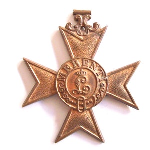 Medalla Conmemorativa Vintage en bronce.  Medalla al Mérito. Cruz al Mérito. Monograma L en el centro coronado por una corona. medidas: mm. 49x43