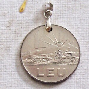 Vintage 1963 Rumania coin colgante hecho de genuino 1 Leu. paisaje, sol, montañas, agricultor, 58 aniversario,58th Birthday.art 283