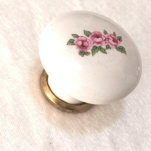 Knoppen van messing en porselein van hoge kwaliteit Italië. Basis goud. Knop fijn Italiaans porselein. Ronde knop van wit porselein en bloemen.Diam.33.art2332