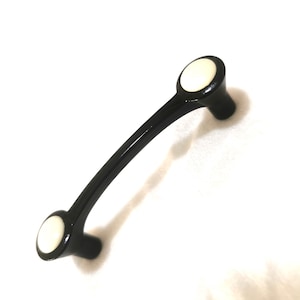 Pz 1, Italie poignées en métal laqué de haute qualité.Poignées noires polies.Plastique noir et blanc. longueur mm.80.espacement des trous.mm.64.art.2310