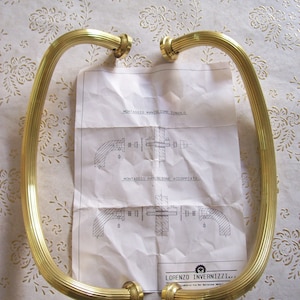 Antikt dörrhandtag i polerad mässing av mycket hög kvalitet från Italien. Mässingshandtag. "Millerighe"-handtag. Italiensk designer. Art.1121