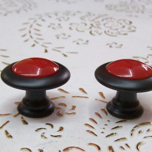Pomos de latón italiano de alta calidad. pomo de latón lacado negro con inserto rojo.pomo negro y rojo.Diam.mm.30,base mm.17,altura mm.24.art.190