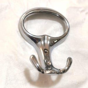 Vintage Italien Högkvalitativa polerade kromade väggkrokar i järn. Klädkrokar. galgar, krokar. polerade kromkrokar. Italiensk designer. Konst, 2037