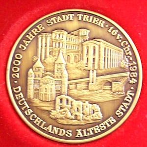Vintage Allemagne Médaille commémorative en bronze.2000 ans de fondation de Trèves.1984.Monuments et bâtiments. César Auguste. diam. mm. 40