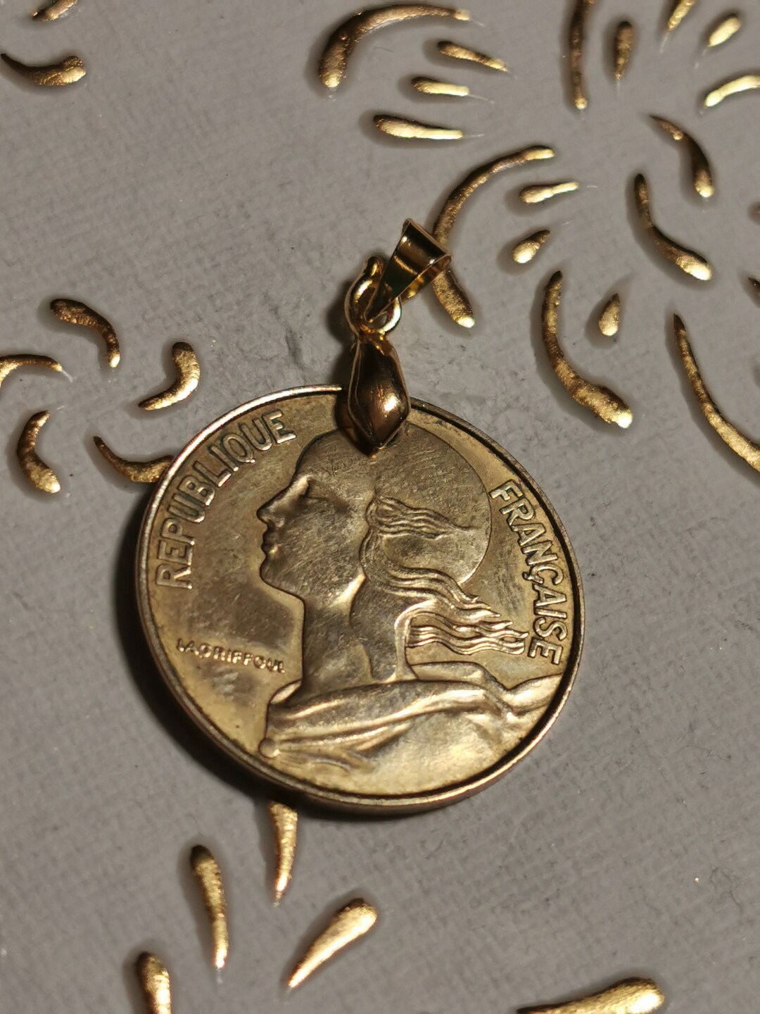 本物の 20 セント硬貨で作られたヴィンテージ 1994 年フランス コイン ペンダント。ギフト。27 周年記念、27 歳の誕生日。フリーダム ウィメンズ。アート 780、mm23.55