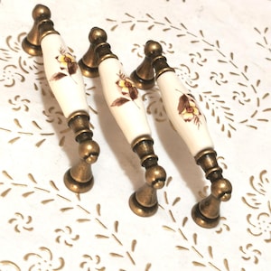 Pz 1 Italien Messing und Porzellan Griff von hoher Qualität.Griff aus italienischem Porzellan.Porzellan.Blume braun/gelb bemalt