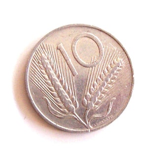 ヴィンテージ イタリア 1955 年。10 リラのアルミニウム コイン。イタリア共和国。左上、2 列に鋤が描かれています。art.9810。66 周年、66 歳の誕生日