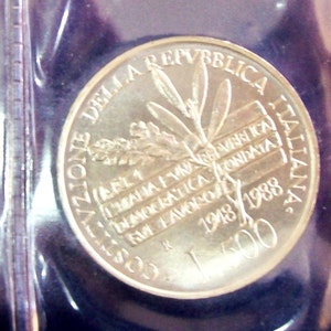 Vintage Italy 1986. lire 500 Silver Coin. Commemorative 40th Anniversary of the Italian Constitution..Italy Turita. art.4293.34th birthday