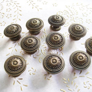 Italienska knoppar i högkvalitativ bronsfärg. Knopp i zinklegering. Diameter mm. 32, bas mm. 21, totalhöjd knopp mm. 22. Pris för 1 knopp. Art. 4