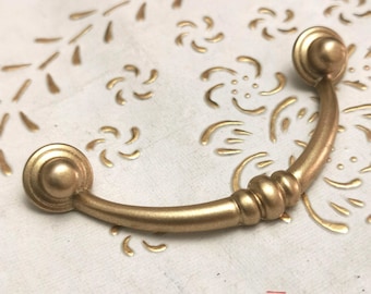 Puxadores em latão italiano de alta qualidade. Puxador dourado antigo polido, puxador dourado. Comprimento do puxador: 76 mm. Espaçamento dos furos: 64 mm. Art. 915