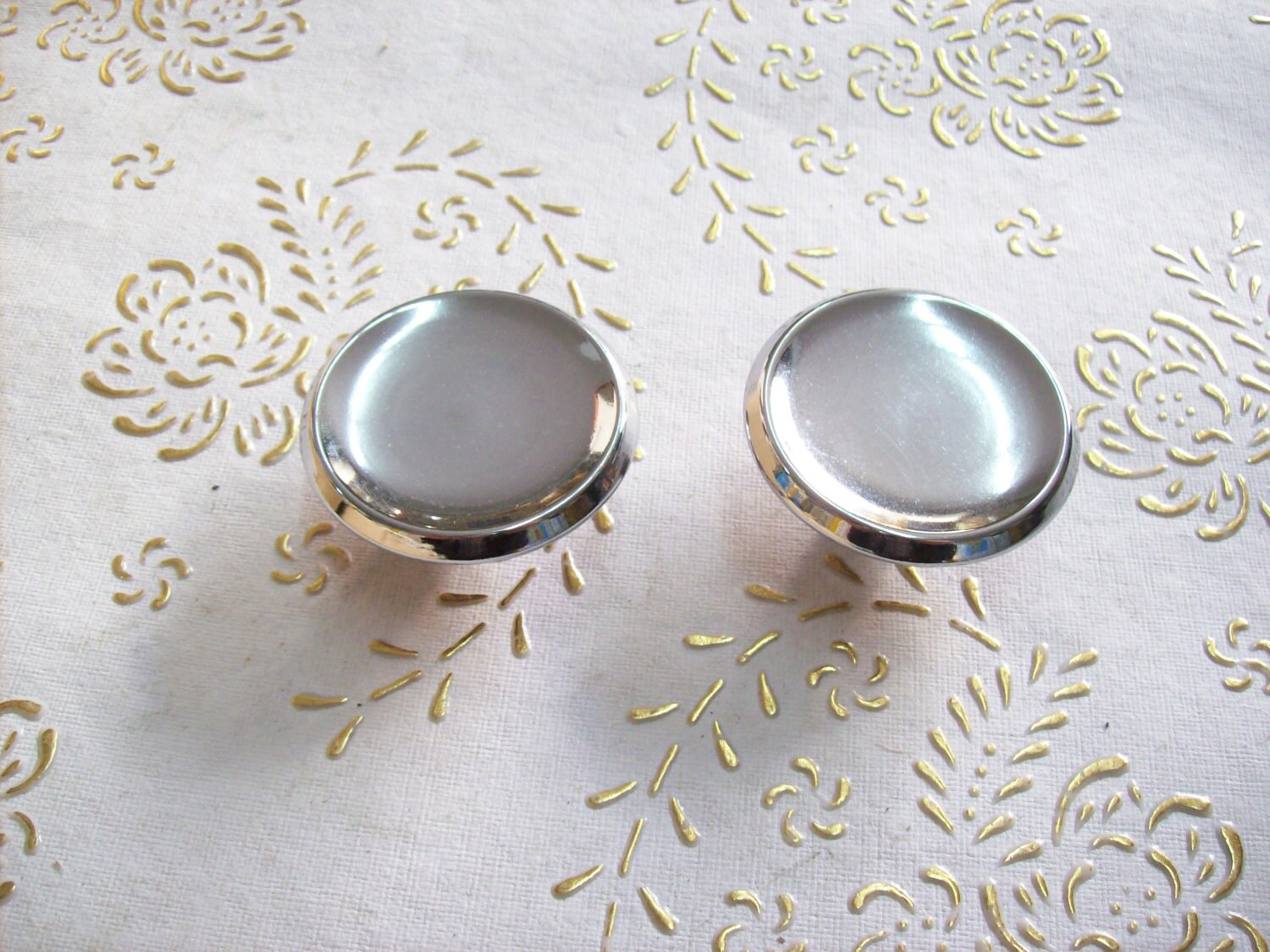 Italy chrome knobs in high quality. knob in chrome plated steel.Diameter mm. 50, base mm.12, total height knob mm.20. large knobs. art. 325
