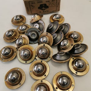 Pode incluir: Um conjunto de 20 rolamentos de esferas de latão com um diâmetro de 35 mm. Os rolamentos estão em uma caixa com o texto "Art. 5008 mm 35 6 Satz".