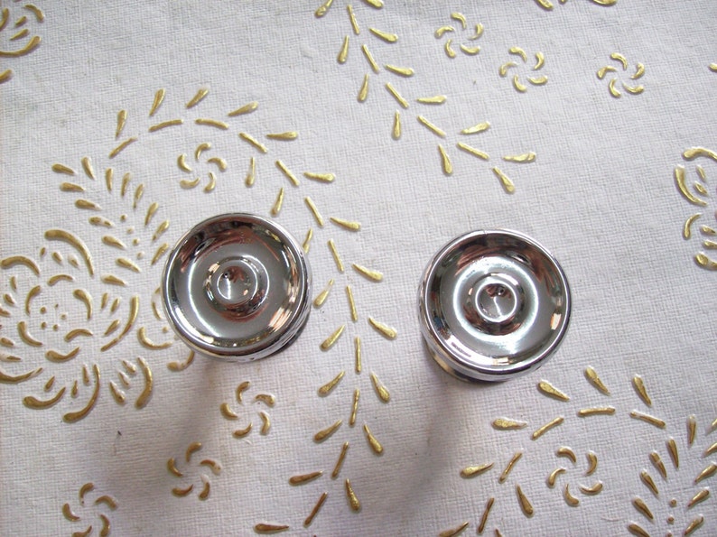 art.322 knob in chrome plated steel.Diameter mm total height knob mm.23 Italy chrome knobs in high quality base mm.30 30