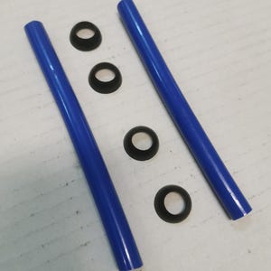 Italia. Juego de 2 asas flexibles y ajustables de plástico ABS. Color azul. Ajustables de 30 mm (1 1/4 pulgadas) a 100 mm (4 pulgadas). Art. 2133