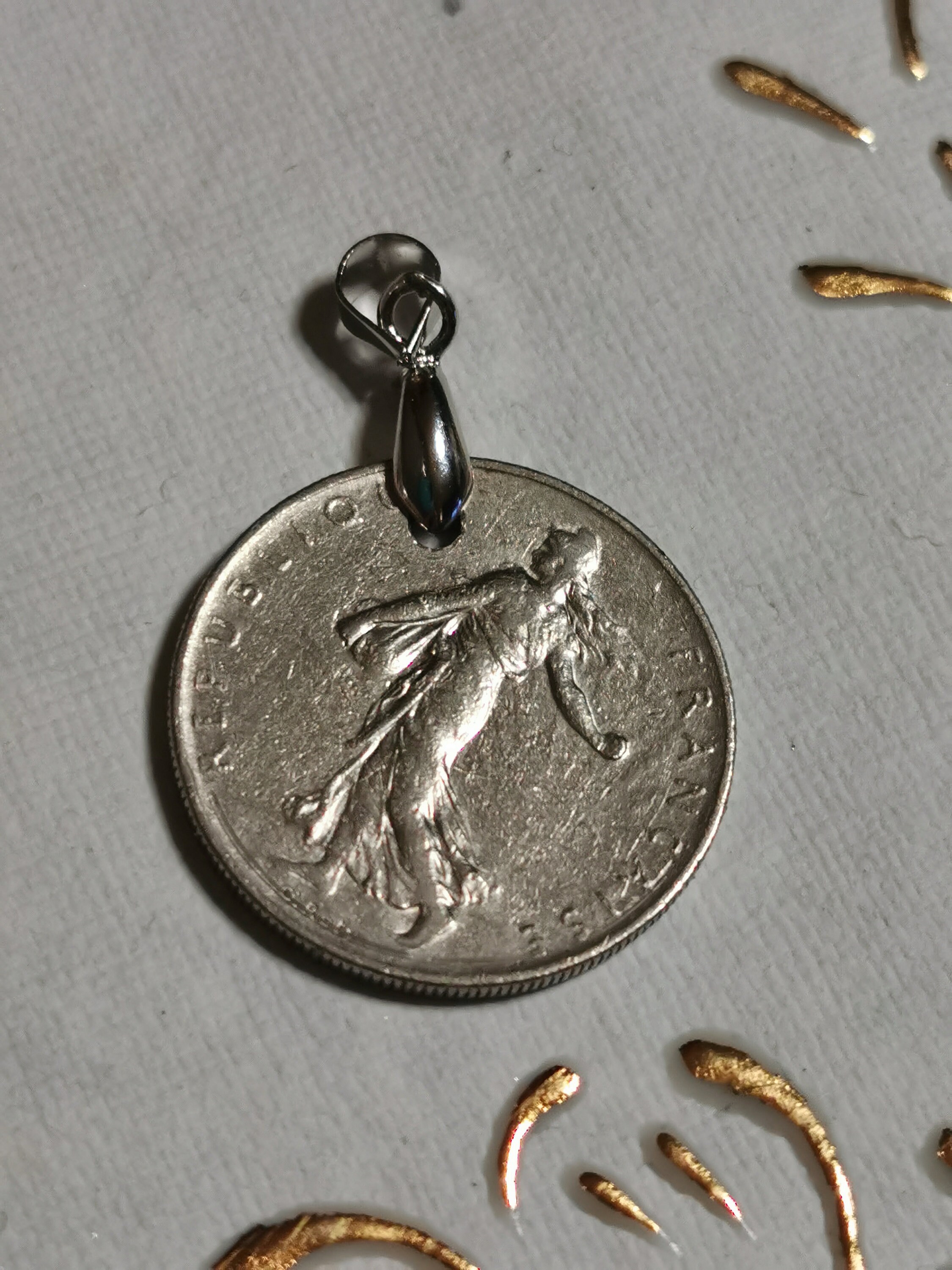 本物の 1 フラン硬貨から作られたヴィンテージ 1961 フランス コイン 