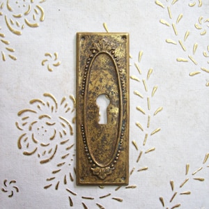 Italy Ancient nozzle keys old patinated bronze brass.Key hole. plate length mm. 97. Width mm.34. The price is for 1 nozzle. art.470