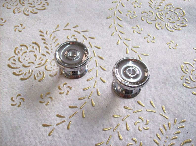 art.322 knob in chrome plated steel.Diameter mm total height knob mm.23 Italy chrome knobs in high quality base mm.30 30
