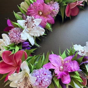Doppel lila weiße Orchidee und Plumeria maile lei