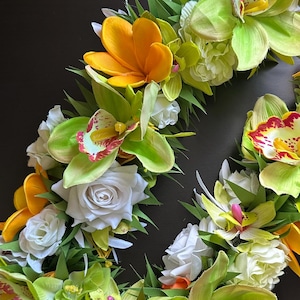 Große Orchidee und orangefarbene Plumeria maile lei