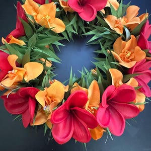 Corona de flores haku lei de plumeria roja y orquídea naranja con tacto real