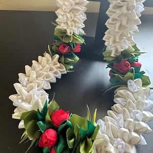 Weiße Orchidee und rote Lokelani Blumenkette