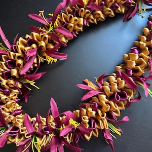 Weinrote Spinne Lilly und gold Orchidee Schleife